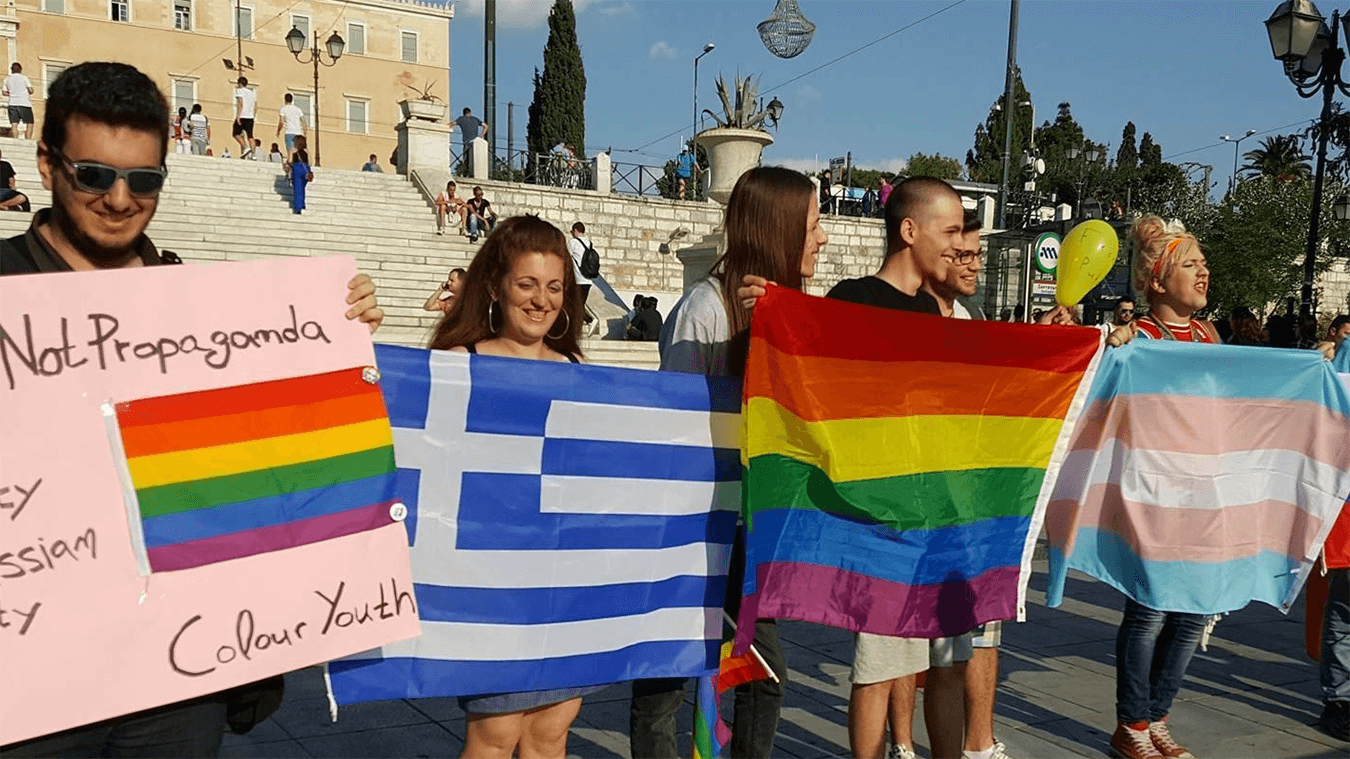 Grecia, divieto di GPA esplicito per coppie gay e uomini single: la proposta del governo