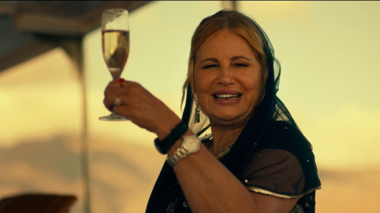 Jennifer Coolidge è convinta che le persone gay siano “di grado superiore” a quelle etero  (VIDEO)