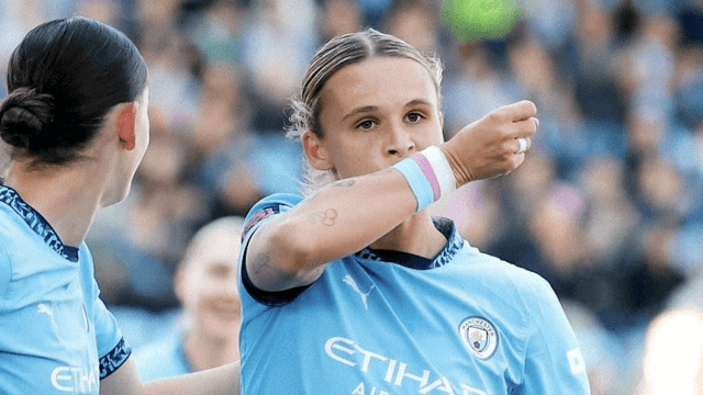 Kerstin Casparij bacia il polsino con i colori della bandiera trans dopo il gol: "Siete donne, qualunque cosa dicano" - Kerstin Casparij bacia il polsino trans dopo il gol - Gay.it