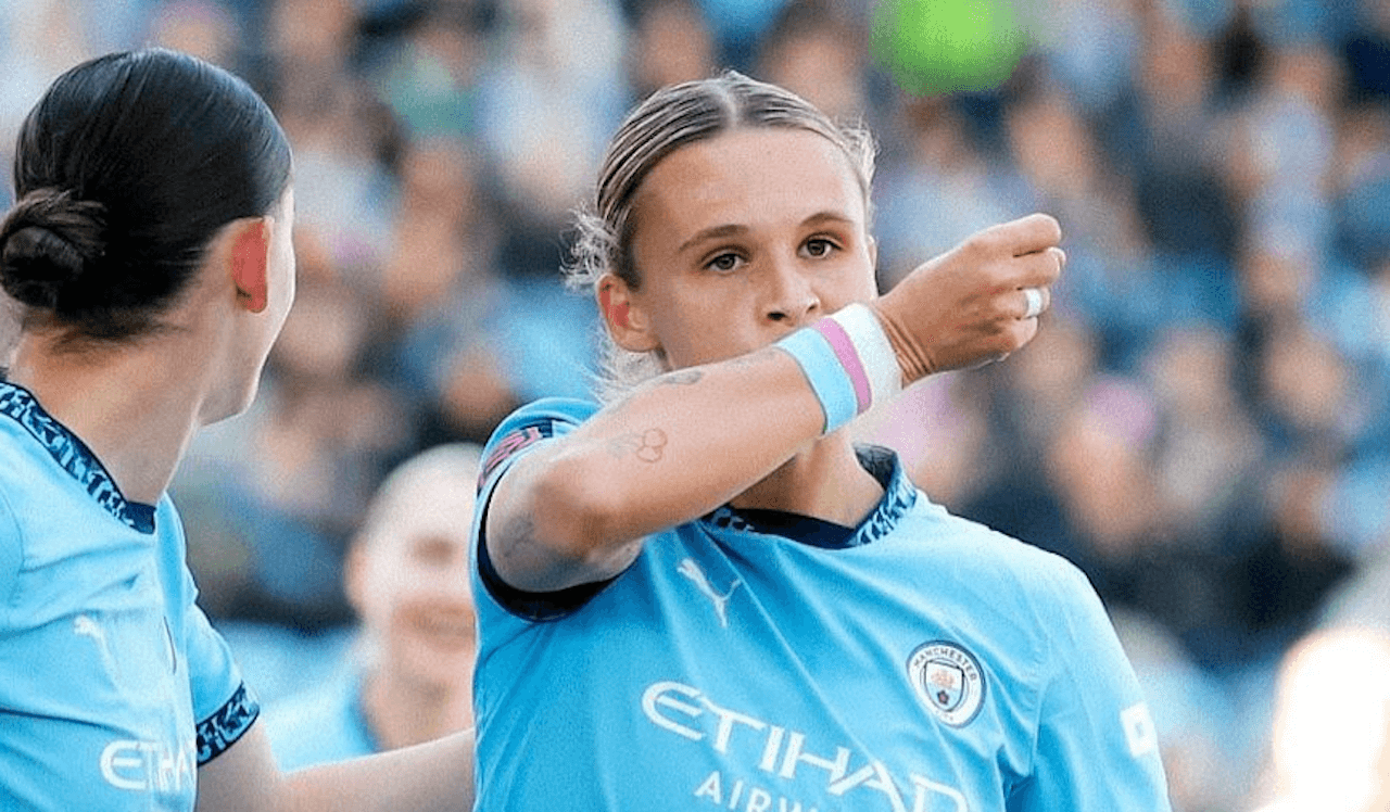 Kerstin Casparij, la calciatrice del Manchester esorta le donne cis a "prendersi cura delle proprie sorelle trans" - Kerstin Casparij bacia il polsino trans dopo il gol - Gay.it