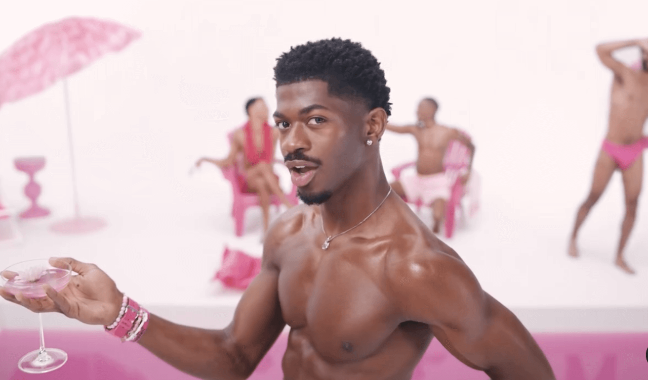 Lil Nas X, il padre svela nuovi dettagli: "Abbiamo pianto insieme in carcere". Cosa rischia il rapper in caso di condanna - Lil Nas X - Gay.it