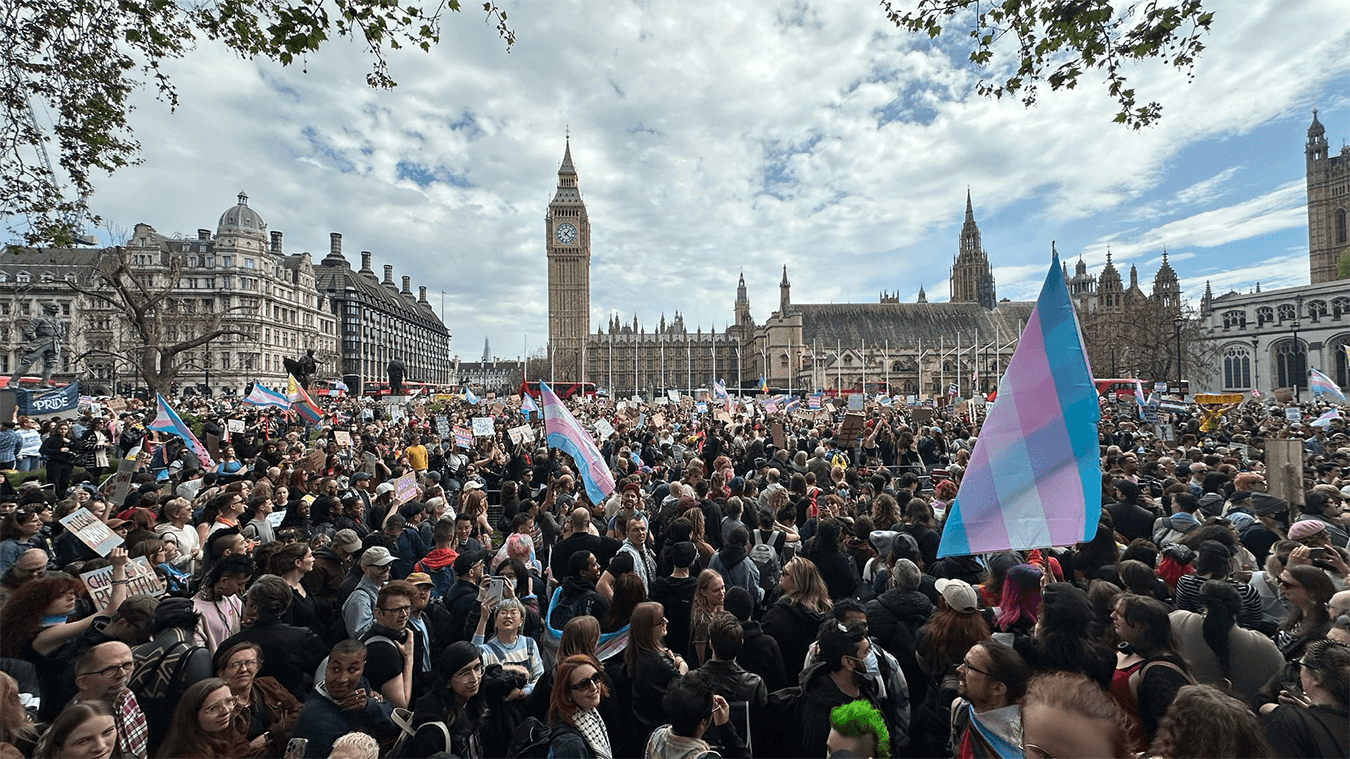 “Le donne trans sono donne”, migliaia in piazza a Londra dopo la sentenza della Corte Suprema