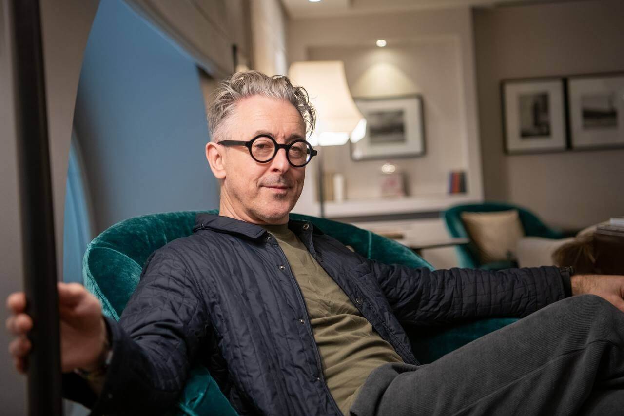 Alan Cumming, è virale il monologo contro Trump: "Gli USA trattano gli stupratori meglio delle persone trans" (VIDEO) - Lovers 2025 Alan Cumming foto - Gay.it