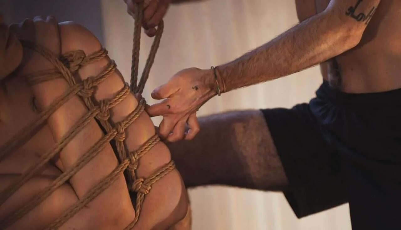 Napoli Queer Festival 2025, il programma nel cuore dei Quartieri Spagnoli - MAKE KINK – on the radical tenderness of ropes ore 18 00 Sala Assoli Moscato - Gay.it