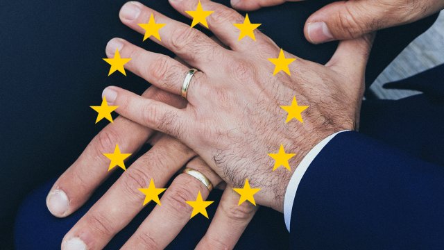 L’avvocato generale UE propone di riconoscere i matrimoni egualitari contratti all’estero, anche se non previsti dallo Stato membro, purché la trascrizione sia l’unico mezzo disponibile. Ora decide la Corte di giustizia.
