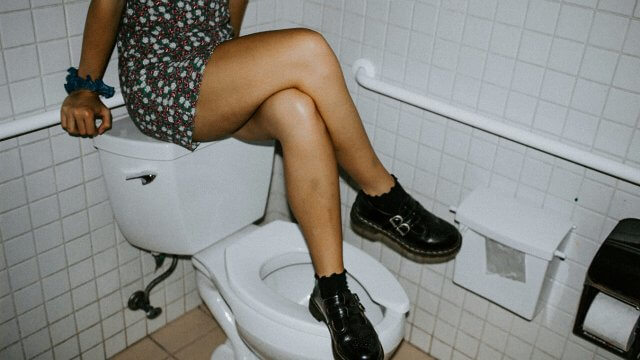Battaglia ideologica della destra contro l'inesistente teoria gender: a Pontedera un preside si vede costretto a difendere la scelta di istituire bagni neutri.