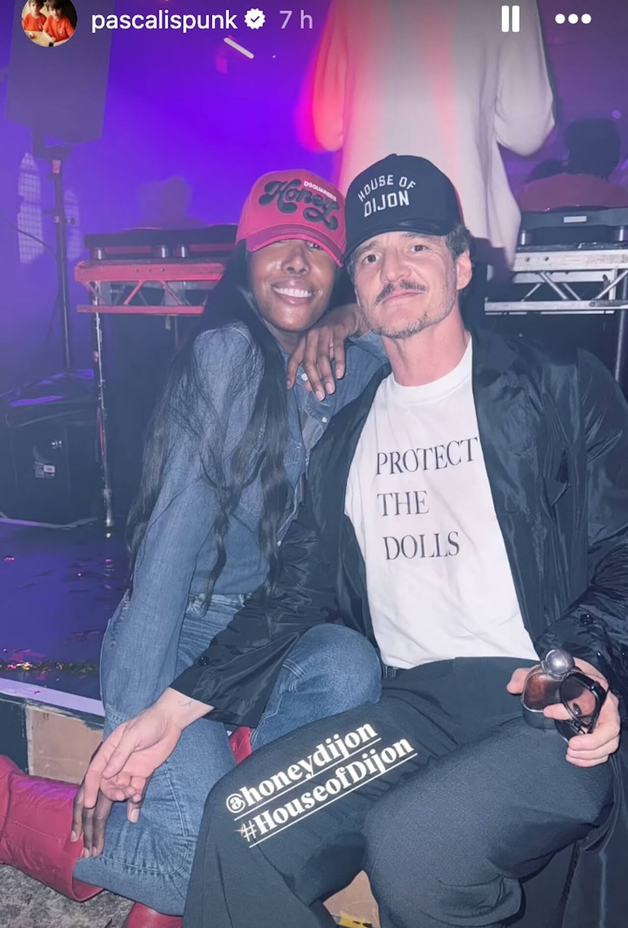 Protect The Dolls, la t-shirt che raccoglie soldi per la comunità trans indossata da Pedro Pascal e Troye Sivan - Protect the Dolls Pedro Pascal - Gay.it