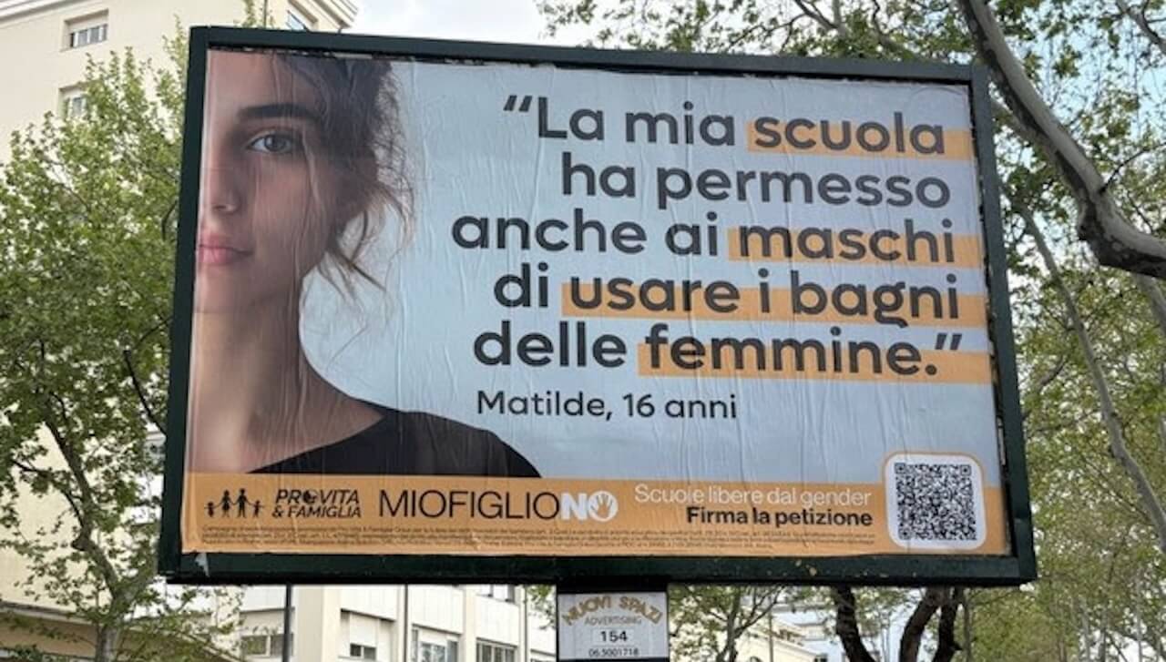 Roma, manifesti di Pro Vita per chiedere una legge omotransfobica sulla scuola al governo Meloni - Roma manifesti di Pro Vita 2 - Gay.it