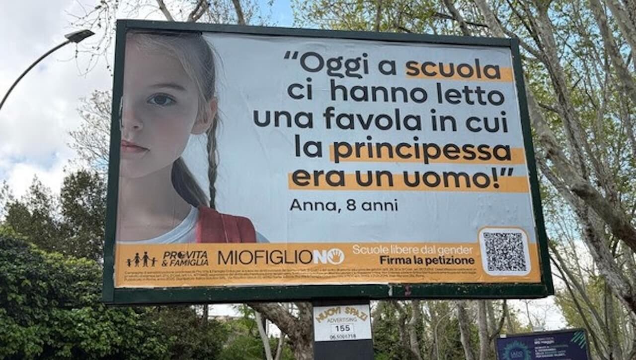 Roma, manifesti di Pro Vita per chiedere una legge omotransfobica sulla scuola al governo Meloni - Roma manifesti di Pro Vita - Gay.it