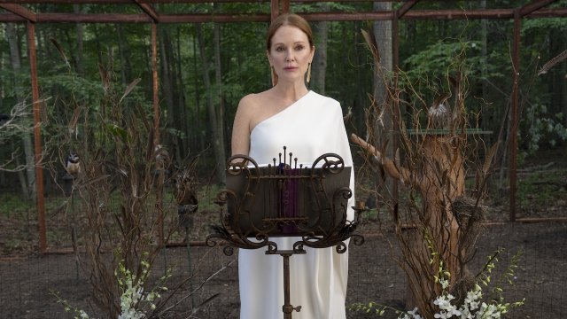 Sirens, la nuova serie queer con Julianne Moore. Trama, cast e prime immagini - SIRENS 102 Unit 01393R - Gay.it