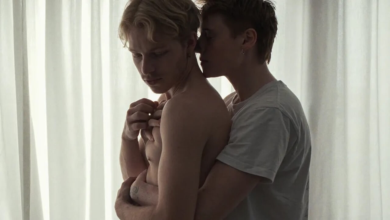 Sauna, un ragazzo gay e un ragazzo trans innamorati tra le mille sfumature del desiderio queer - Sauna di Mathias Broe - Gay.it
