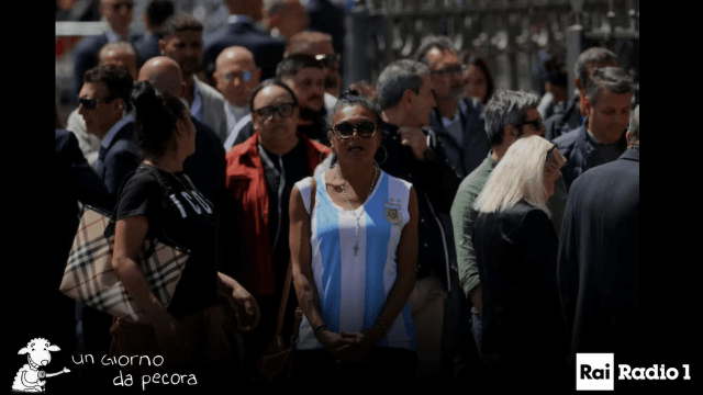 Tamara Castro, la donna trans che ha accolto il feretro del Papa: "Un cardinale voleva mandarci via" (VIDEO) - Tamara Castro ai funerali del Papa - Gay.it