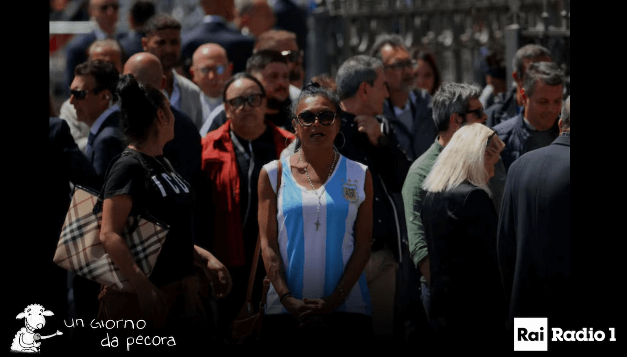 Tamara Castro, la donna trans che ha accolto il feretro del Papa: "Un cardinale voleva mandarci via" (VIDEO) - Tamara Castro ai funerali del Papa - Gay.it