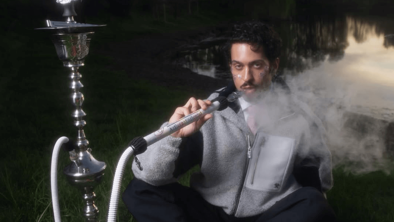 Mahmood fuma il narghilè