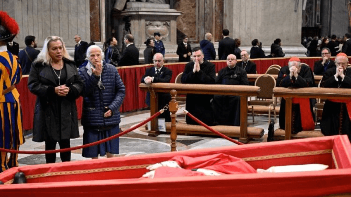 Chi sono le donne trans presenti all’ultimo saluto di Papa Francesco?