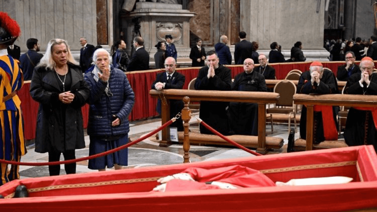Chi sono le donne trans presenti all’ultimo saluto di Papa Francesco?