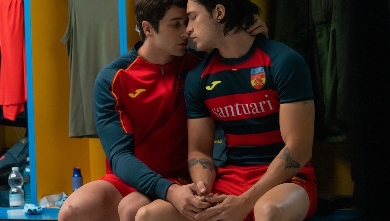Olympo, il primo teaser è un trionfo di corpi, muscoli e sudore. Dai creatori di Elite una nuova serie queer - 04 Olympo S01 E03 200924 matiasuris DSC01462 - Gay.it