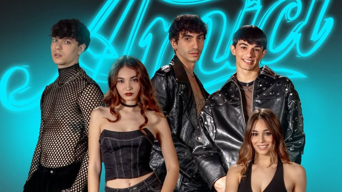 Serale di Amici 24, la finale: premi e televoto, Sarah Toscano consegna la coppa