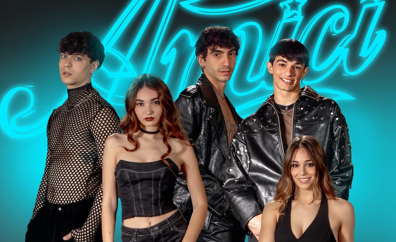 Serale di Amici 24, la finale: premi e televoto, Sarah Toscano consegna la coppa