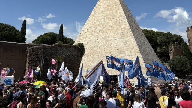 A Roma contro l'omobitransfobia: "Oggi tolgono i diritti a noi che siamo minoranza, ma domani toccherà a tuttə" (VIDEO) - 17 maggio manifestazione nazional contro lomobilesbotransfobia in piazzale Ostiense 1 - Gay.it
