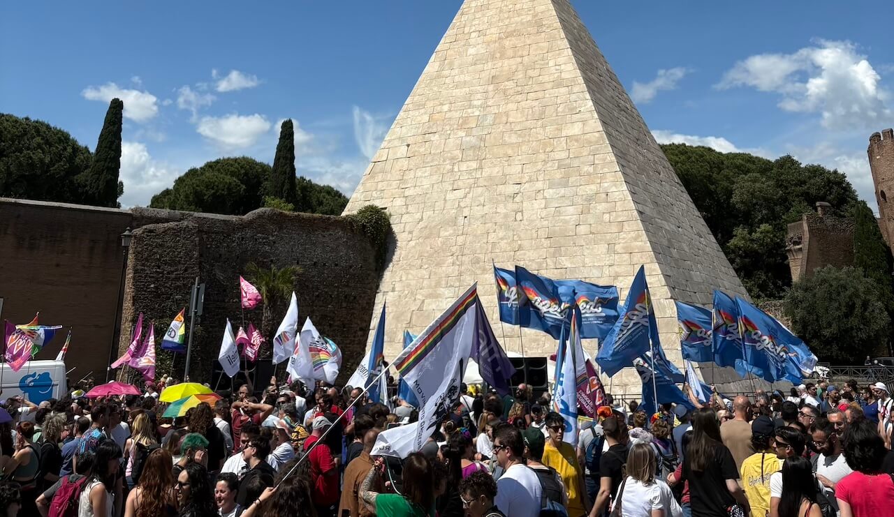 A Roma contro l’omobitransfobia: “Oggi tolgono i diritti a noi che siamo minoranza, ma domani toccherà a tuttə” (VIDEO)