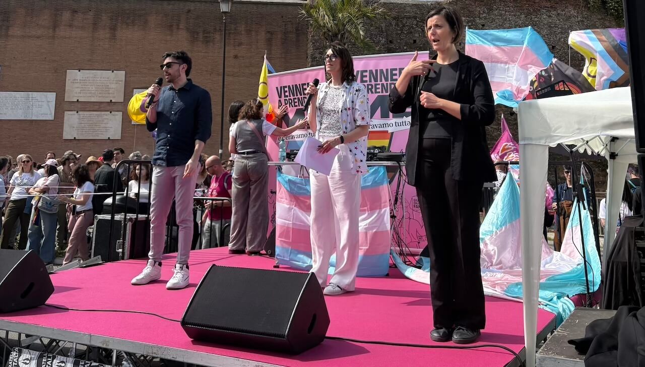 A Roma contro l'omobitransfobia: "Oggi tolgono i diritti a noi che siamo minoranza, ma domani toccherà a tuttə" (VIDEO) - 17 maggio manifestazione nazional contro lomobilesbotransfobia in piazzale Ostiense 3 - Gay.it