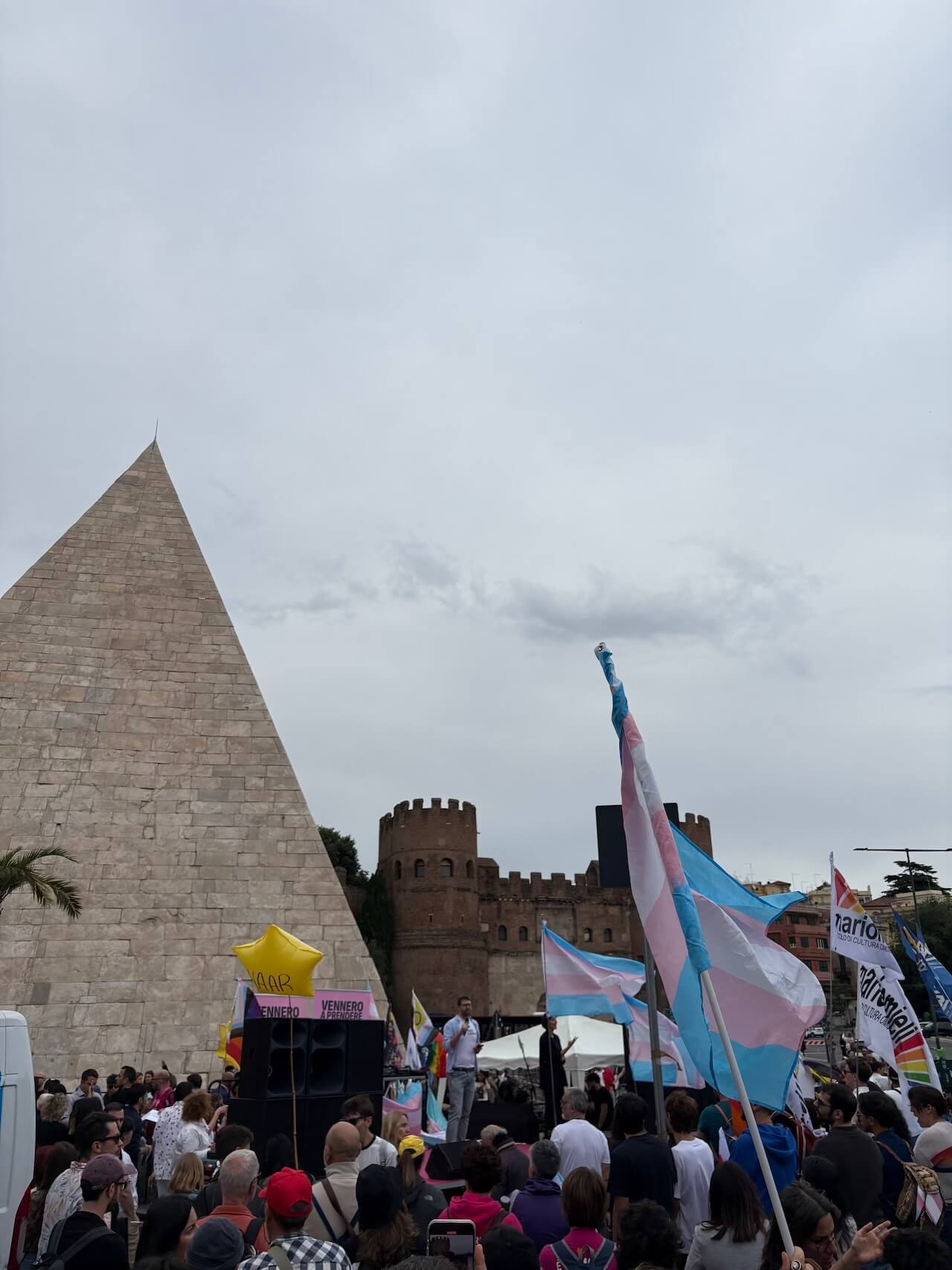A Roma contro l'omobitransfobia: "Oggi tolgono i diritti a noi che siamo minoranza, ma domani toccherà a tuttə" (VIDEO) - 17 maggio manifestazione nazional contro lomobilesbotransfobia in piazzale Ostiense 4 - Gay.it