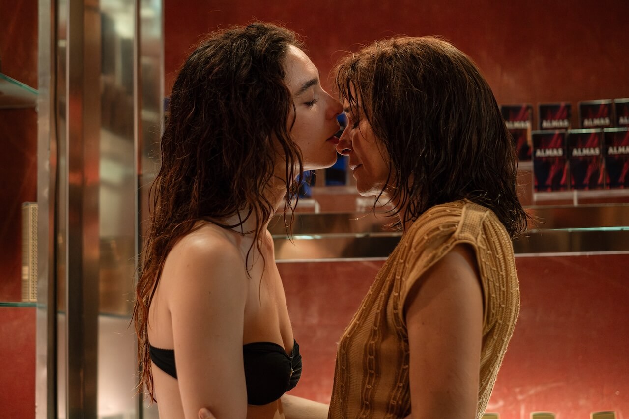 Fuori, divide Cannes la sorellanza queer di Martone con Valeria Golino, Matilda De Angelis ed Elodie - 2 bV. Golino M. De Angelis fuori10816@Mario Spada - Gay.it