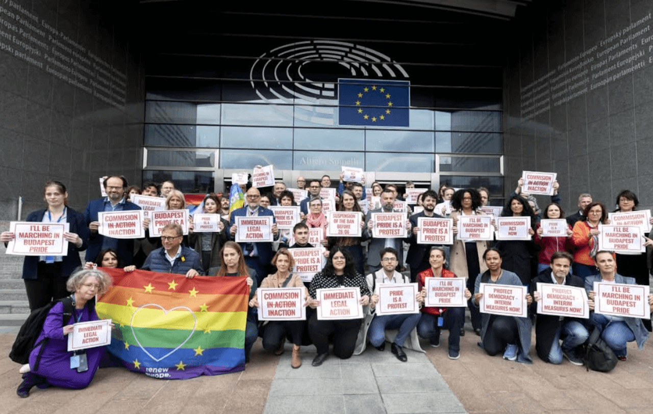 Ursula von der Leyen non condanna il divieto ungherese al Pride nè assicura la presenza dei commissari a Budapest il 28 giugno - 26 eurodeputati chiedono di congelare i fondi UE per lUngheria - Gay.it