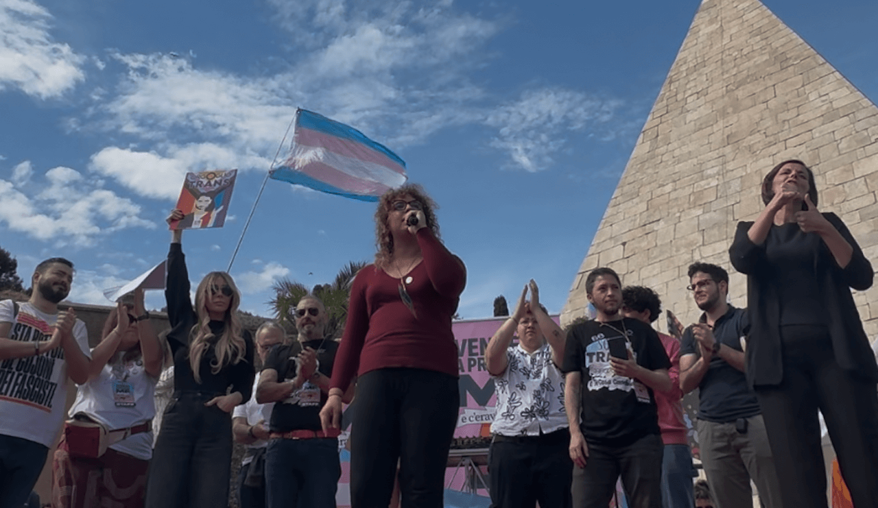 A Roma contro l'omobitransfobia: "Oggi tolgono i diritti a noi che siamo minoranza, ma domani toccherà a tuttə" (VIDEO) - A Roma in piazza contro lomobitransfobia - Gay.it