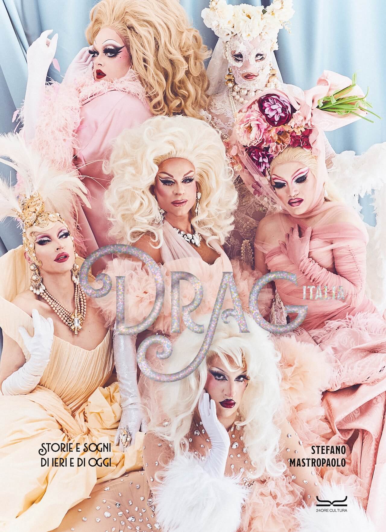 Drag Italia, il libro tributo a un mondo che continua a sfidare e ridefinire i confini dell’arte e dell’identità - DRAG ITALIA COPERTINA 24OC - Gay.it