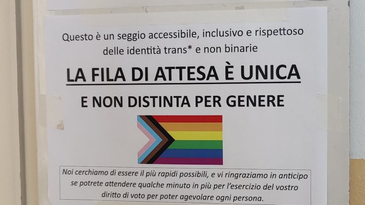 Genova, al seggio spunta una bandiera Progress Pride per avvisare della fila unica e da destra impazziscono
