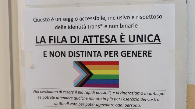 Genova, al seggio spunta una bandiera Progress Pride per avvisare della fila unica e da destra impazziscono - Genova bandiera Pride al seggio - Gay.it