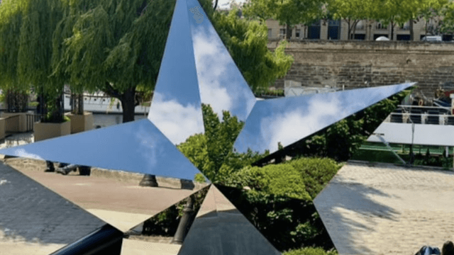 Parigi, inaugurato il monumento dedicato a tutte le persone LGBT+ perseguitate nel corso della storia - Il memoriale francese alle vittime LGBTQIA della storia - Gay.it