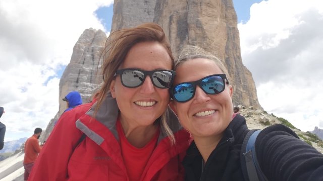 Parlano le mamme della sentenza della Consulta: “Ora siamo al fianco dei papà, bisogna continuare a lottare” - Isabella Passaglia e Glenda Giovannardi mamme di Viareggio foto cover - Gay.it