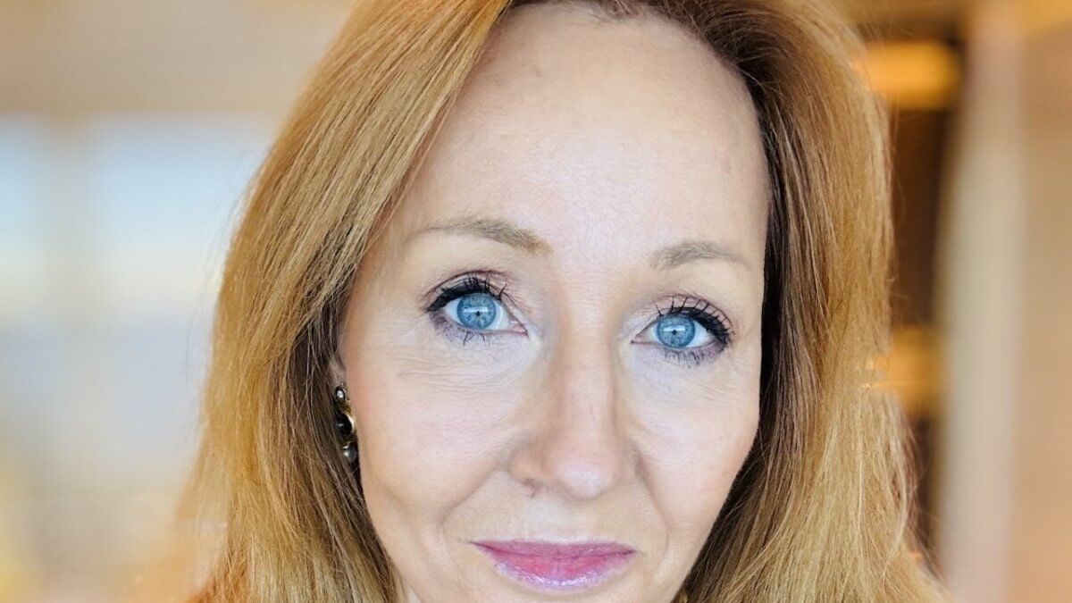 J.K. Rowling pubblica foto di una donna trans facendo allusioni sulle sue parti intime. Una vergogna senza freni - JK Rowling - Gay.it