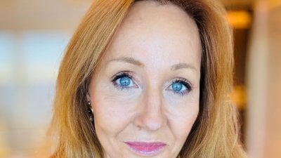 J.K. Rowling pubblica foto di una donna trans facendo allusioni sulle sue parti intime. Una vergogna senza freni