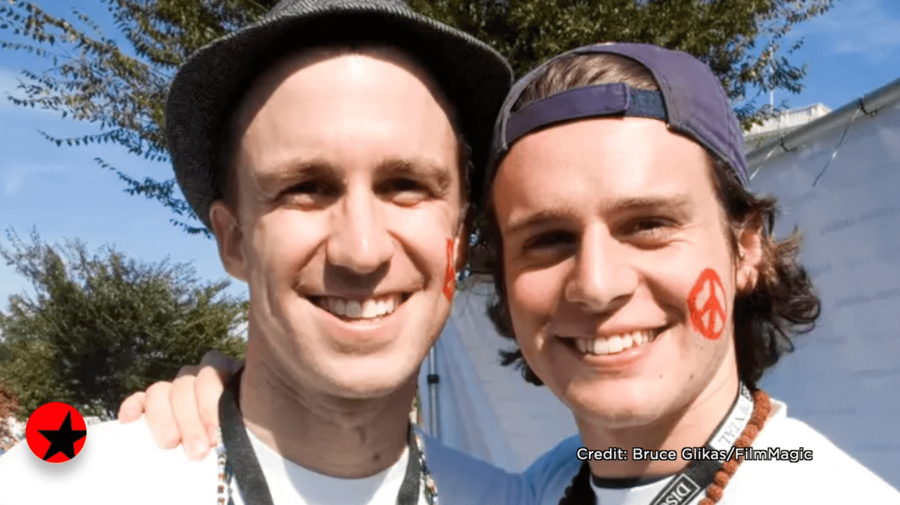 Jonathan Groff e il coming out arrivato alle proprie condizioni: "Nessuno mi ha spinto a dichiarare chi fossi" - Jonathan Groff e Gavin Creel - Gay.it