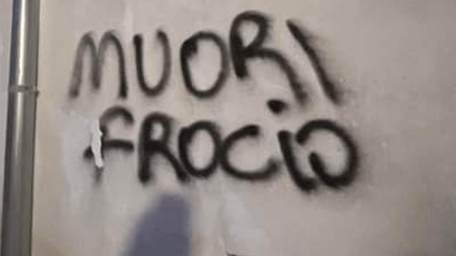 Arrivare sul posto di lavoro e trovare una scritta omobitransfobica sul muro. Chissà se le persone non etero e non cis sanno cosa vuole dire?