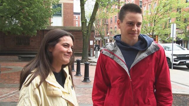 Donna lesbica cisgender cacciata dal bagno di un hotel perché "sembrava un uomo" (VIDEO) - Liz Victor left and Ansley Baker. CBS Boston - Gay.it