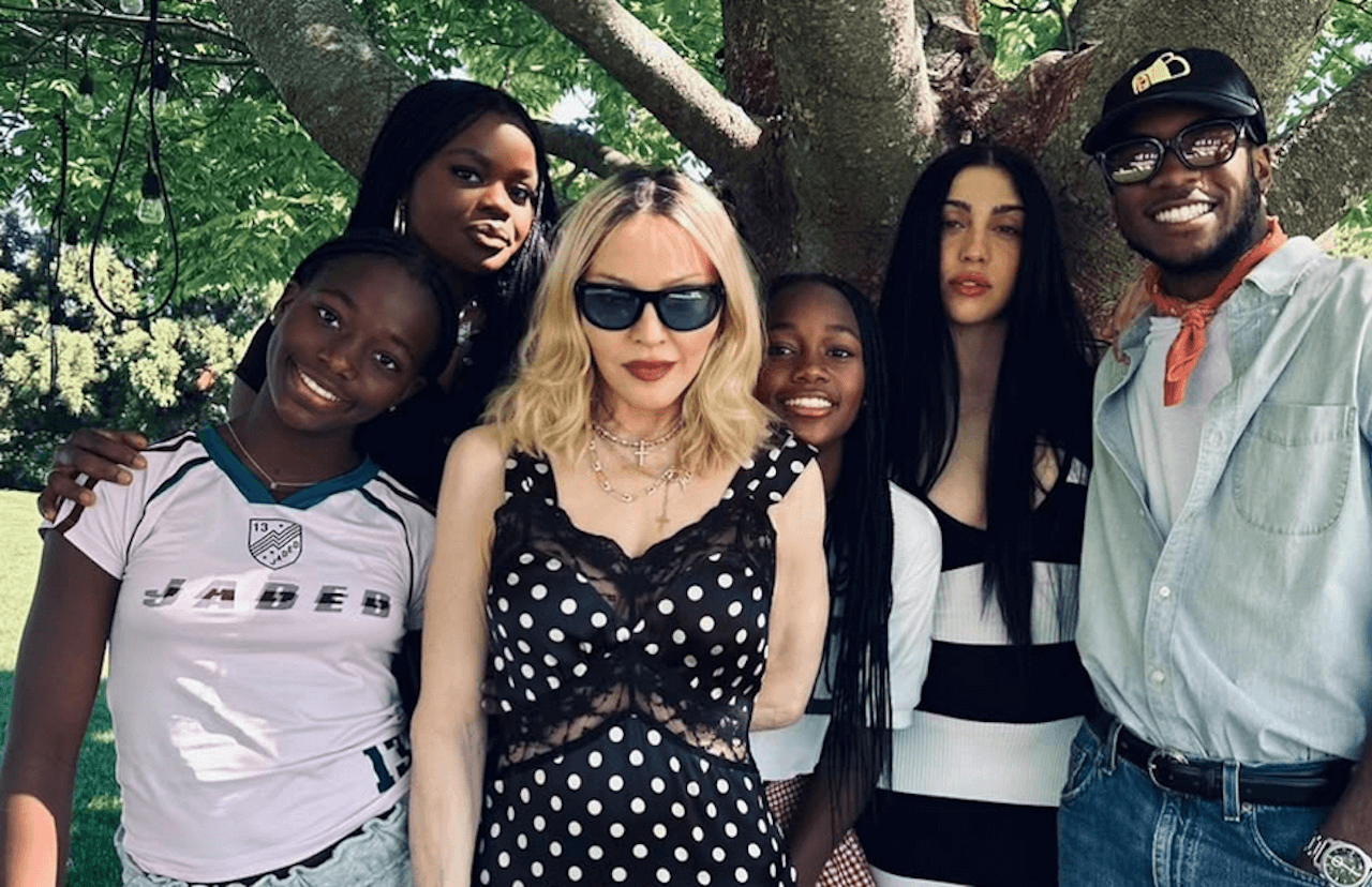 La vita di Madonna diventa serie Netflix, è ufficiale - Madonna e famiglia foto cover - Gay.it