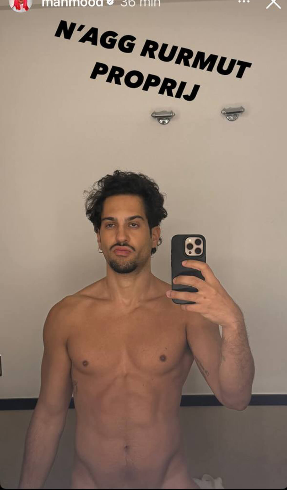 Mahmood nudo o quasi in un selfie scattato a Napoli dopo il magnifico successo del suo concerto. Foto da una story IG di Mahmood @mahmood