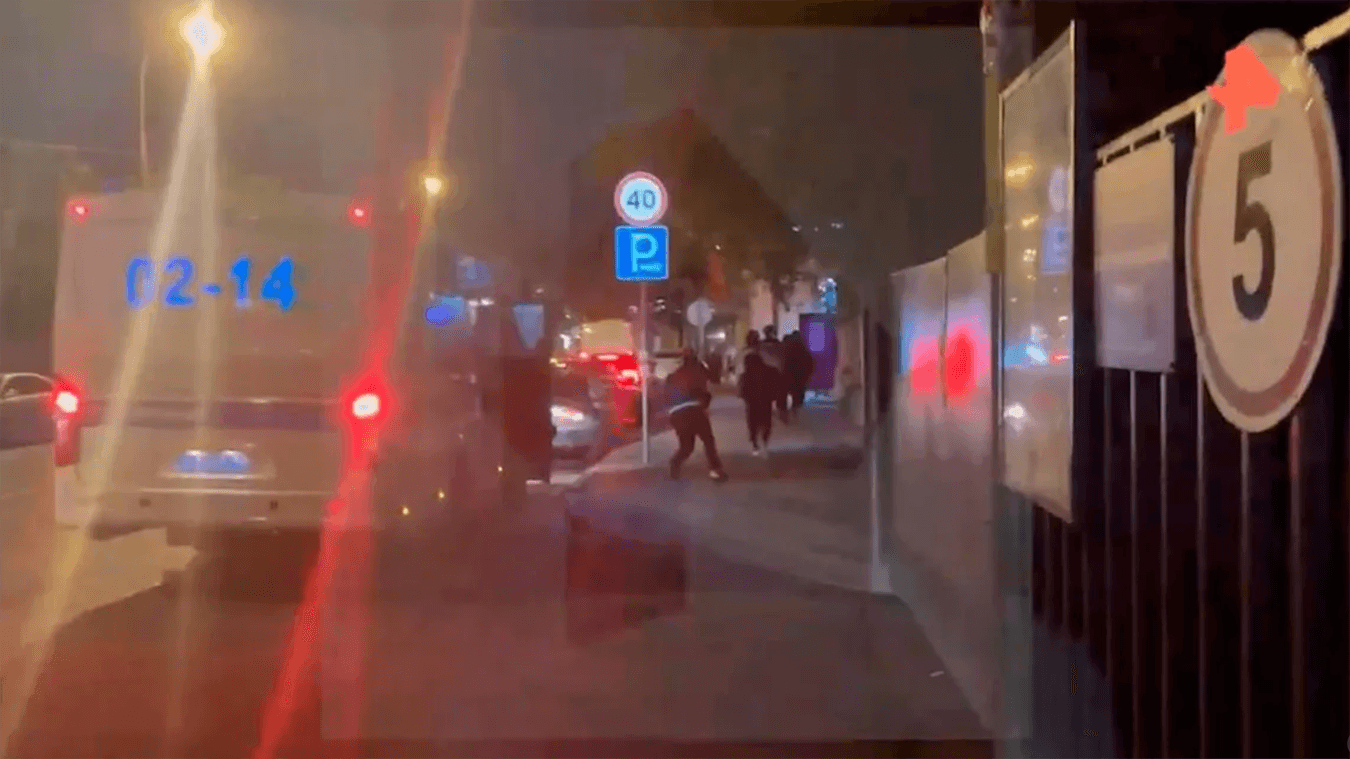 Foto in esterna dell'irruzione delle forze dell'ordine nel locale di Mosca "Bizarre" dove era in corso una serata libertina per scambisti.