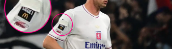 Nemanja Matic ha coperto il logo della lotta all'Omobitransfobia.