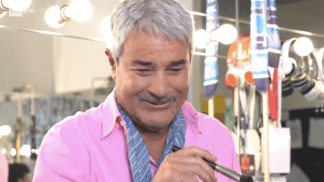 Pino Insegno e il gratuito stereotipo del truccatore effeminato nello spot di Reazione a Catena (VIDEO) - Pino Insegno nello spot di Reazione a Catena - Gay.it