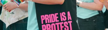In molte città americane il calo di finanziamenti da parte di aziende private ai Pride è sensibile: qual è la situazione in Italia? Lo abbiamo chiesto a 4 grandi Pride del nostro paese: Roma, Milano, Napoli e Torino.