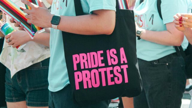 In molte città americane il calo di finanziamenti da parte di aziende private ai Pride è sensibile: qual è la situazione in Italia? Lo abbiamo chiesto a 4 grandi Pride del nostro paese: Roma, Milano, Napoli e Torino.