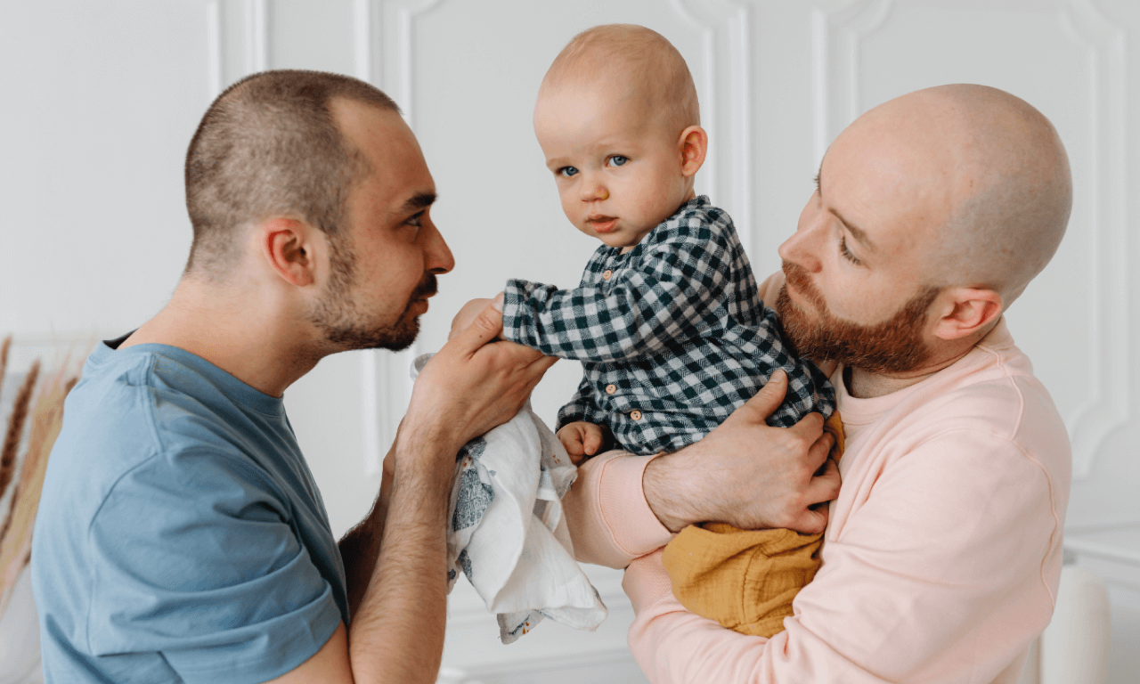 Pesaro, una coppia gay italiana è riuscita ad adottare i propri figli nati da GPA