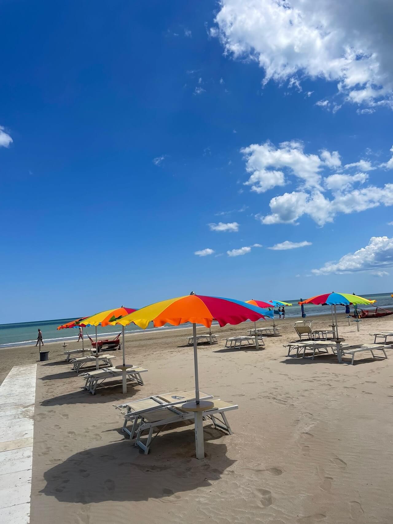 Rimini, dopo la celebre passerella arrivano anche gli ombrelloni arcobaleno. Ed esplode l'odio social - Rimini dopo la celebre passerella arrivano anche gli ombrelloni arcobaleno 2 - Gay.it