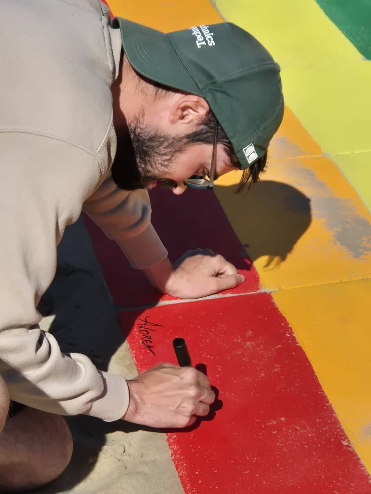 Rimini, dopo la celebre passerella arrivano anche gli ombrelloni arcobaleno. Ed esplode l'odio social - Rimini dopo la celebre passerella arrivano anche gli ombrelloni arcobaleno 3 - Gay.it